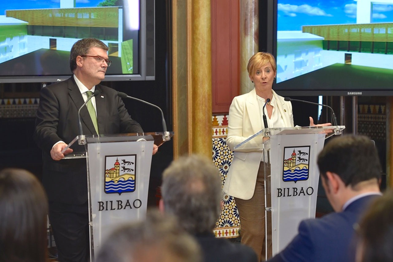 El alcalde de Bilbao, Juan Mari Aburto, y la consejera de Desarrollo Económico e Infraestructuras, Arantxa Tapia.